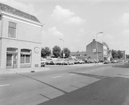56205 Gezicht op het braakliggende terrein op de hoek van de Lauwerecht en de Draaiweg te Utrecht, dat in gebruik is ...